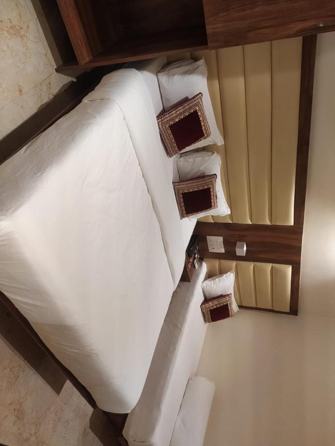 Hotel Adams Inn Near Mumbai Airport Bagian luar foto