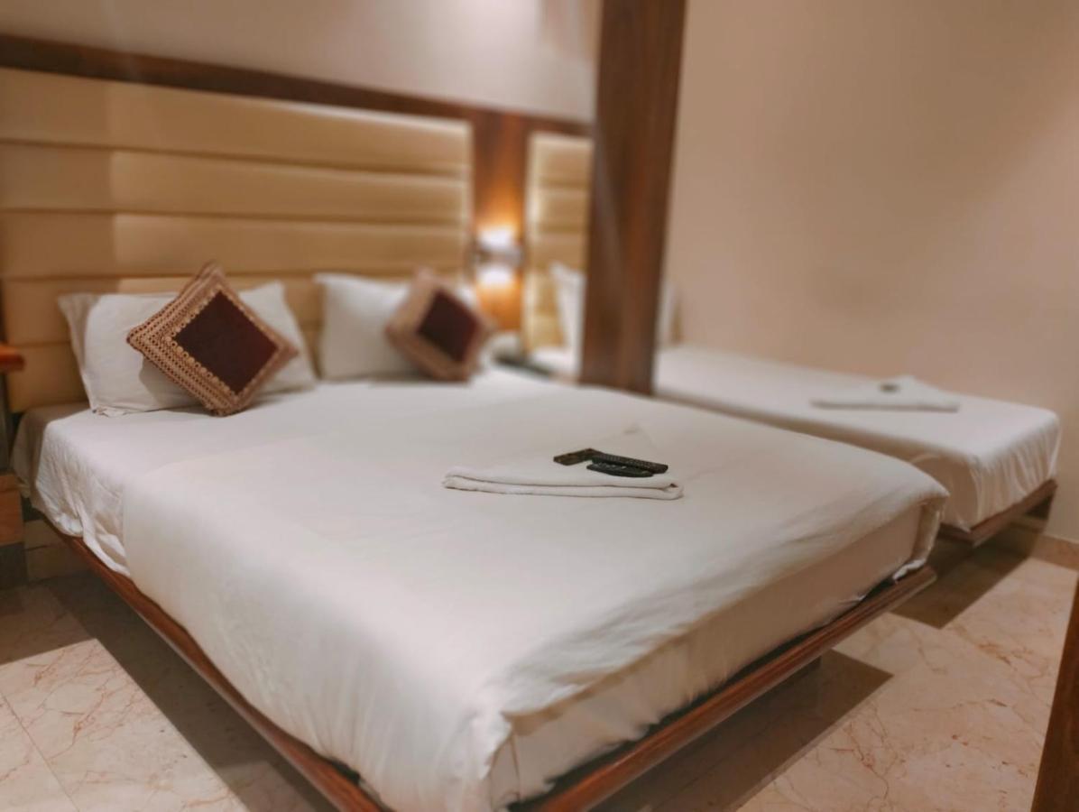 Hotel Adams Inn Near Mumbai Airport Bagian luar foto