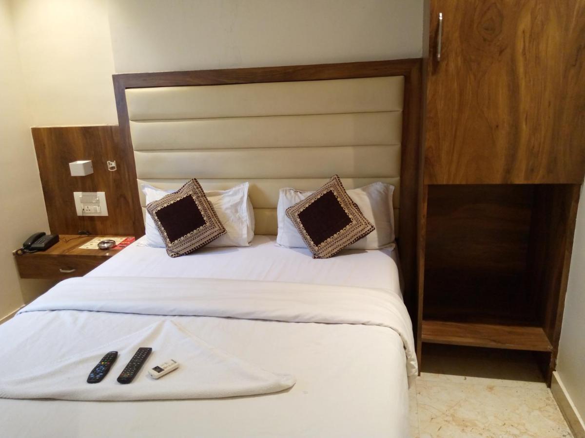 Hotel Adams Inn Near Mumbai Airport Bagian luar foto